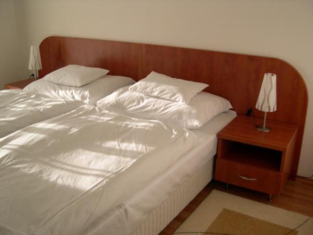 Pontis Hotel Biatorbagy Room photo