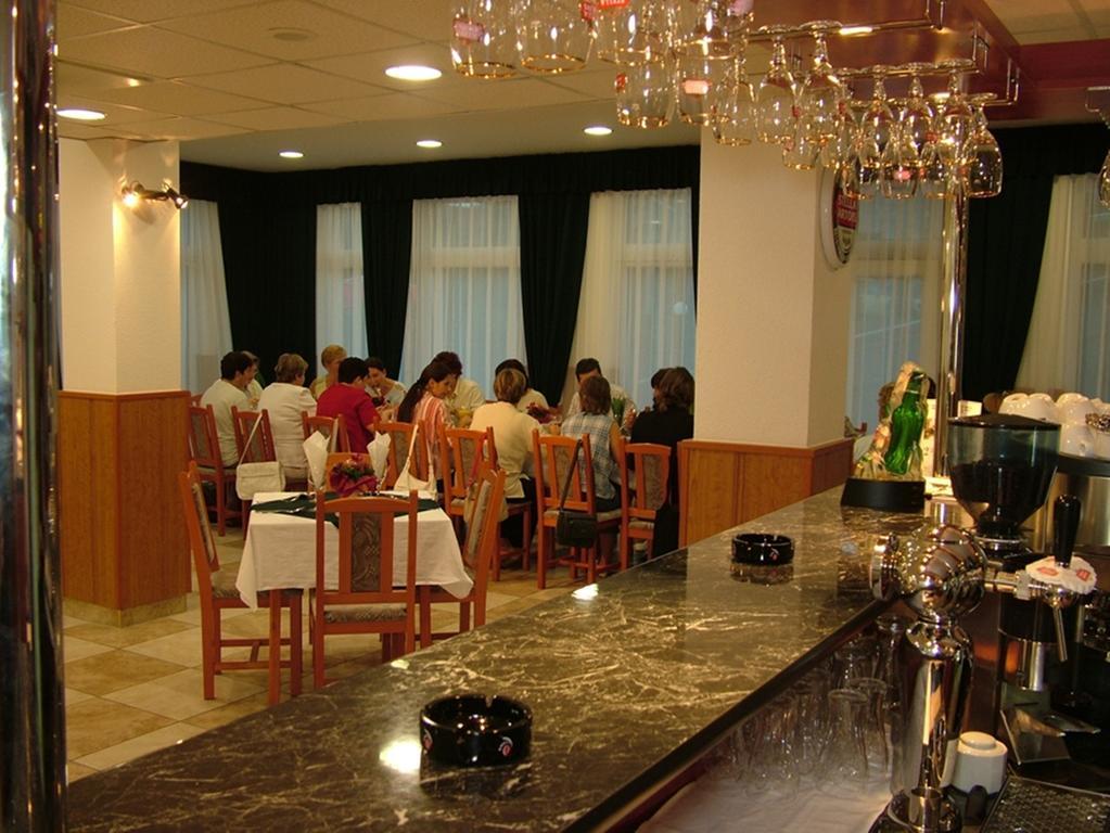Pontis Hotel Biatorbagy Exterior photo
