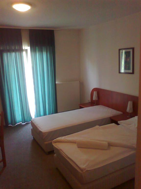 Pontis Hotel Biatorbagy Room photo