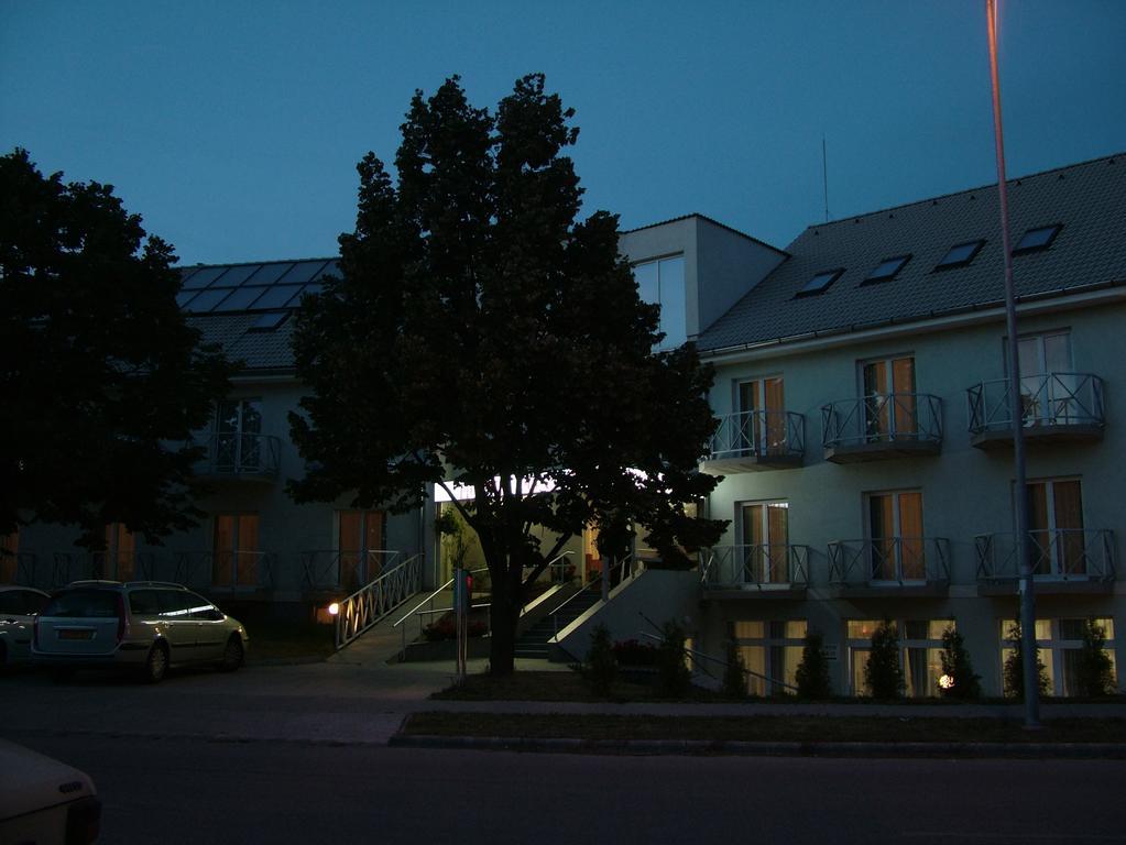 Pontis Hotel Biatorbagy Exterior photo