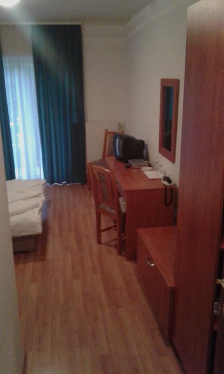 Pontis Hotel Biatorbagy Room photo