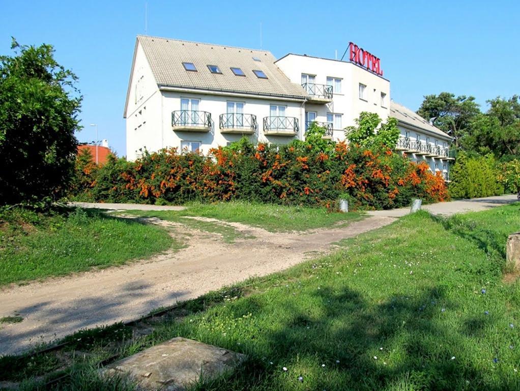 Pontis Hotel Biatorbagy Exterior photo